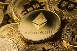 Agência web 3 - close-up de ethereum em uma pilha de moedas de ouro bitcoin